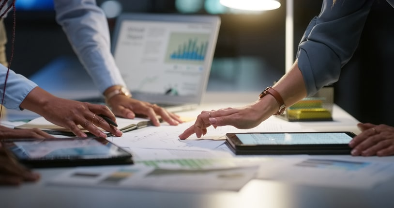 man-and-woman-working-at-desk-in-office-with-Eunas-guide-to-building-an-effective-cashiering-proposal